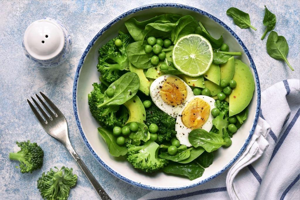 Folaattia sisältäviä vihreitä ruoka-aineita lautasella.