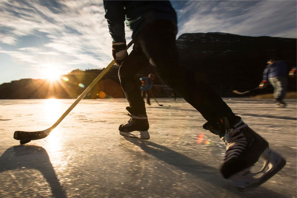 Jääkiekkoilija harrastaa liikuntaa luonnonjäällä.
